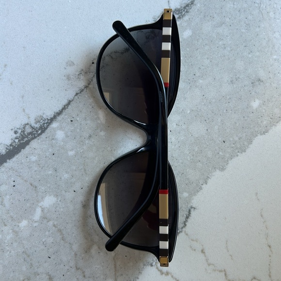 Burberry Gradient Sunglasses - Picture 2 of 3